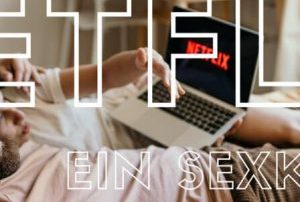 Pärchen mit Laptop auf einer couch