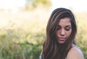 Frau auf einer Wiese